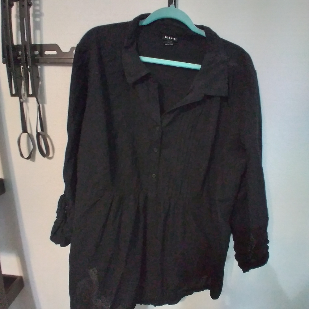 Torrid size 4 cotton top with pin tucks